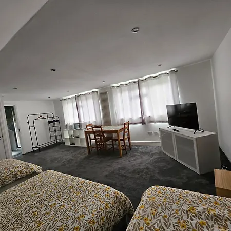 Snoozeden Westmead - Windsor Castle & Legoland Apartment Exterior photo